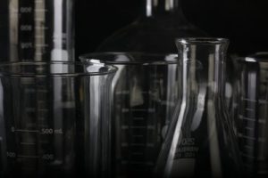 Imagem de vidraçarias de laboratorio, destaque para erlenmeyers e dessecadores