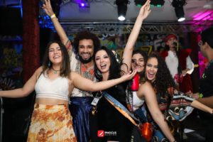 Foto de pessoas comemorando em festa no DAAB