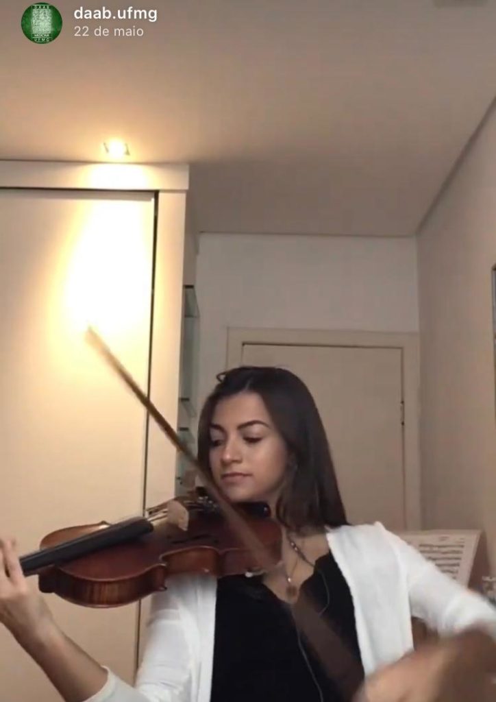 Foto de uma menina tocando violino