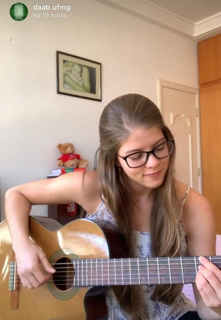 Foto de uma menina tocando violão